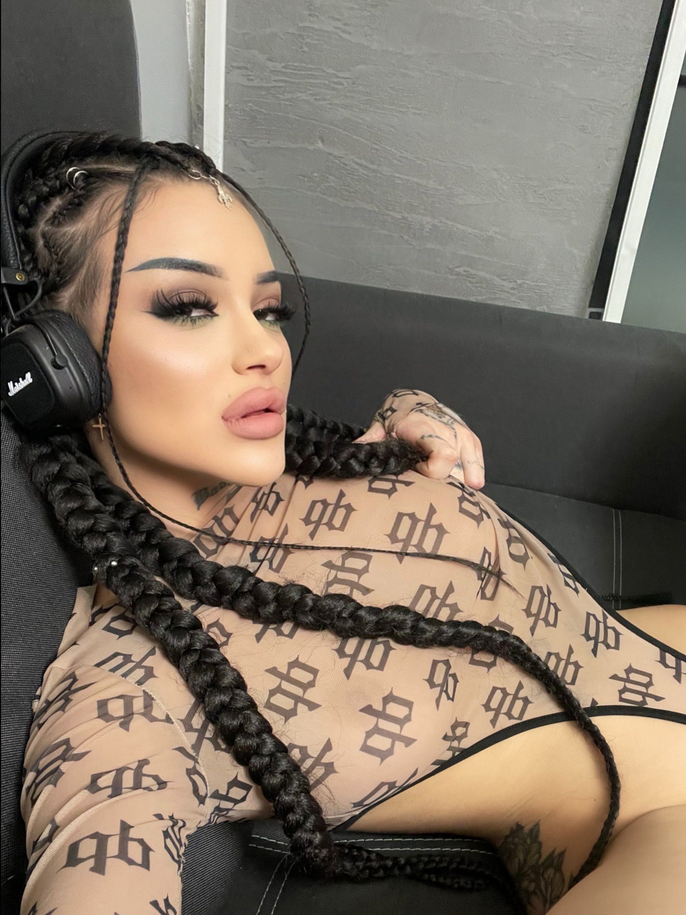 B E L L A 🖤 C R O S S profile image