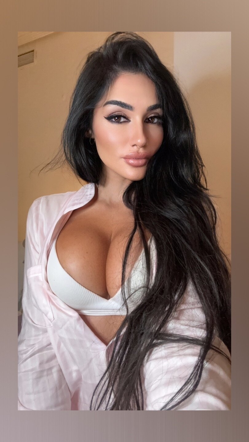 🍫🍎 ♔♡ 𝐊𝐀𝐑𝐋𝐀 𝐁𝐄𝐋𝐋𝐄 𝐋𝐈𝐕𝐄 🍫🍎 ♔♡ profile image