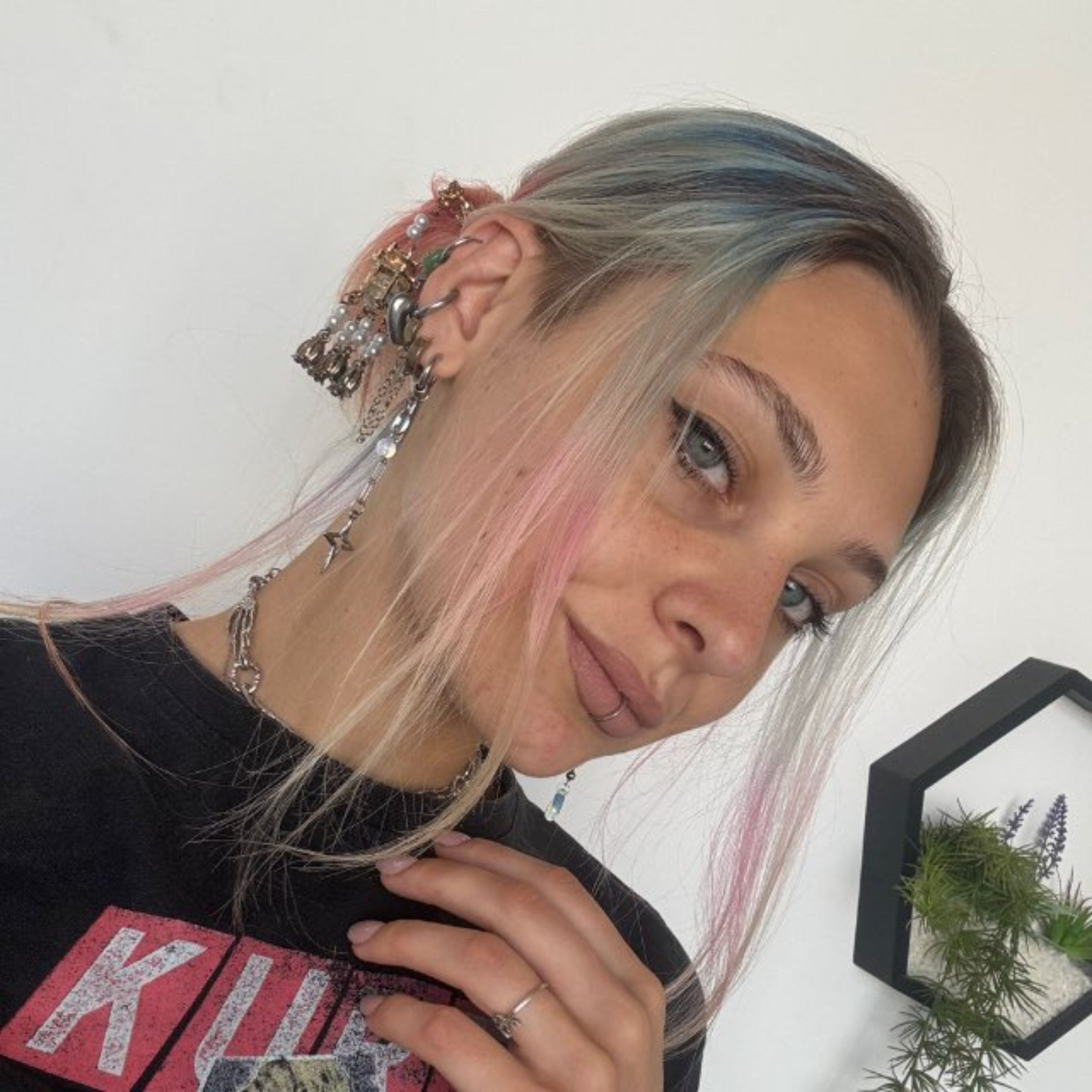 Rosa Linn profile image