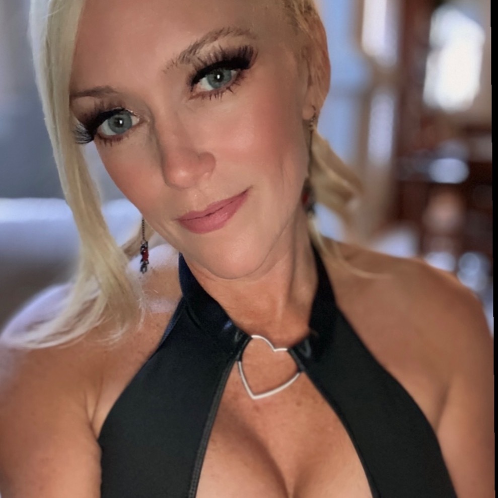 BellaPlaysAfterDark profile image