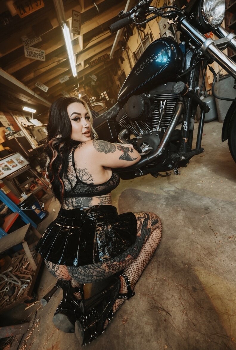 BIG BOOTY GOTH GF 🤍🖤 profile image