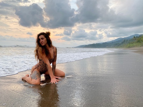 Katie James 🐱 cover image