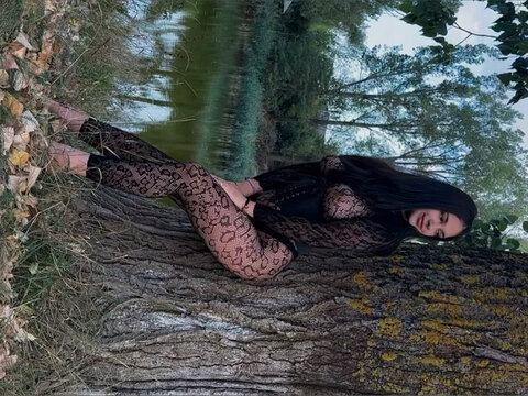 𝘓𝘪𝘯𝘢 𝘗𝘦𝘢𝘤𝘩 (𝘧𝘳𝘦𝘦) cover image