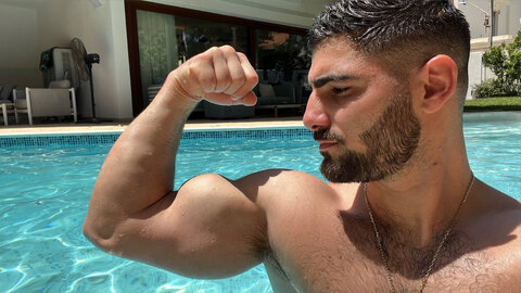 Biceps Dude 💪 cover image