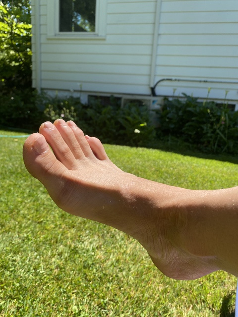 Bella Footsie cover image